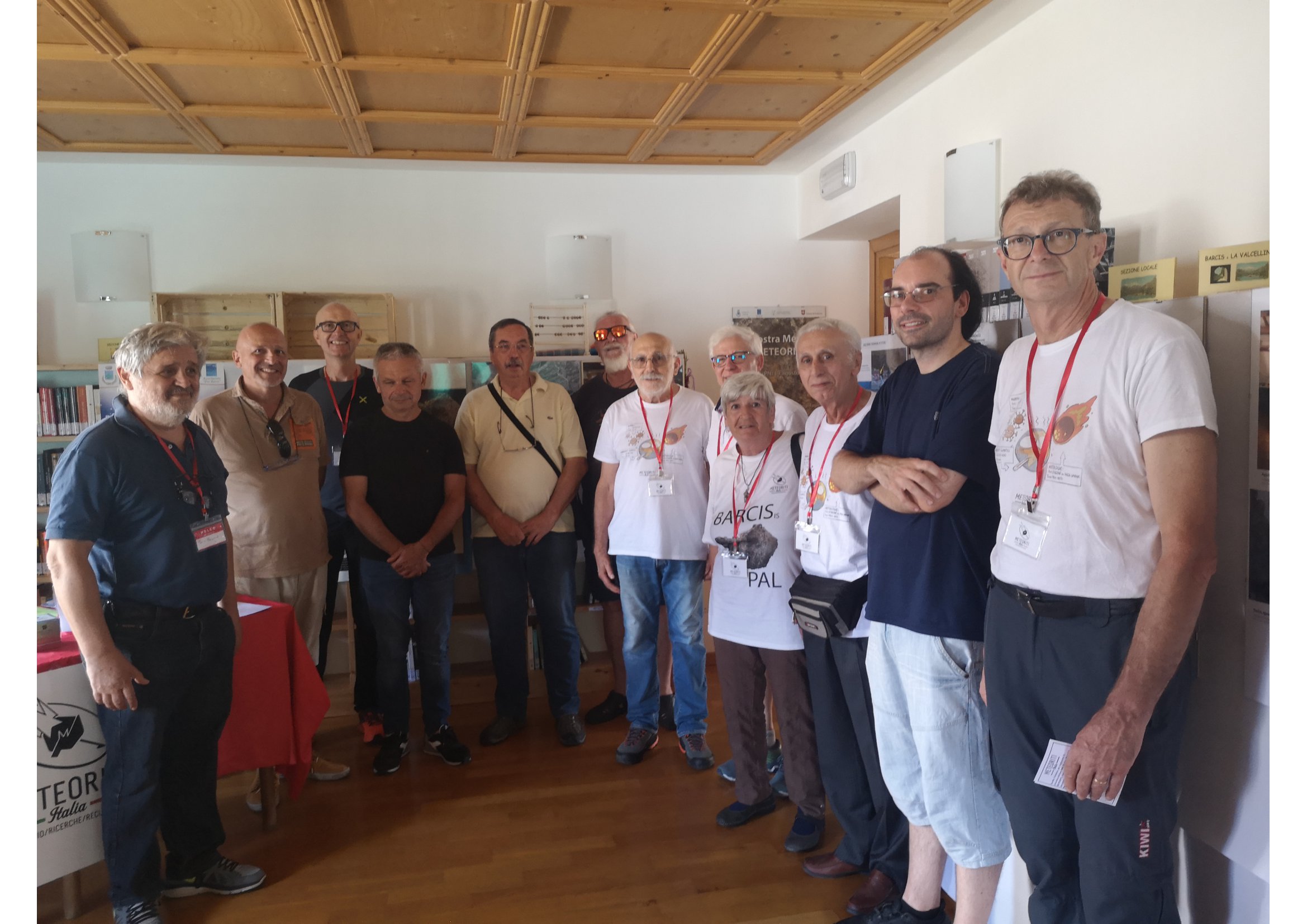 Organizzatori, Espositori e Visitatori scelti per premiare il Sindaco di Barcis, C. Traina, ed il Comune per gli anni di aiuto e collaborazione nel rendere popolari le meteoriti.
Da sx: R. Serra, D. Coppe, D. Gaddi, Sindaco di Barcis C. Traina, Ass. Comune di Barcis, G. Tomelleri, U. Repetti, A. Petriccione, R. Vergiati, A. Bussi, F. Moser, G. Lago.
(Foto arch. Meteoriti Italia)